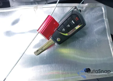 2020 Toyota Camry Le z USA, uszkodzony, nr VIN 4T1C11AK4LU395938